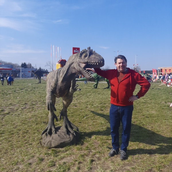 Plik:Bartek biedrzycki dino.jpg