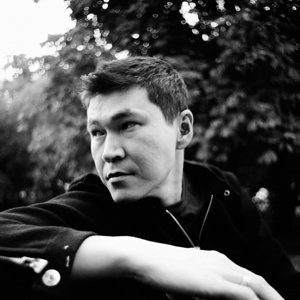 Plik:Dan Sugralinow.jpg